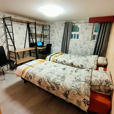 Maison Avec Sous Sol Independant Et Parking A 2km De Versailles * 布克